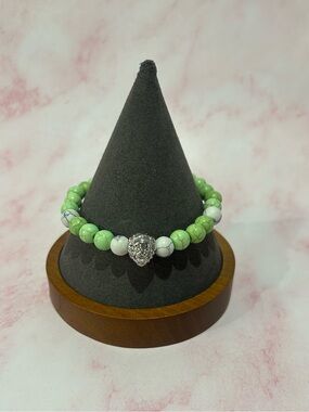 Green and White Beaded Lion Head Stretch Bracelet